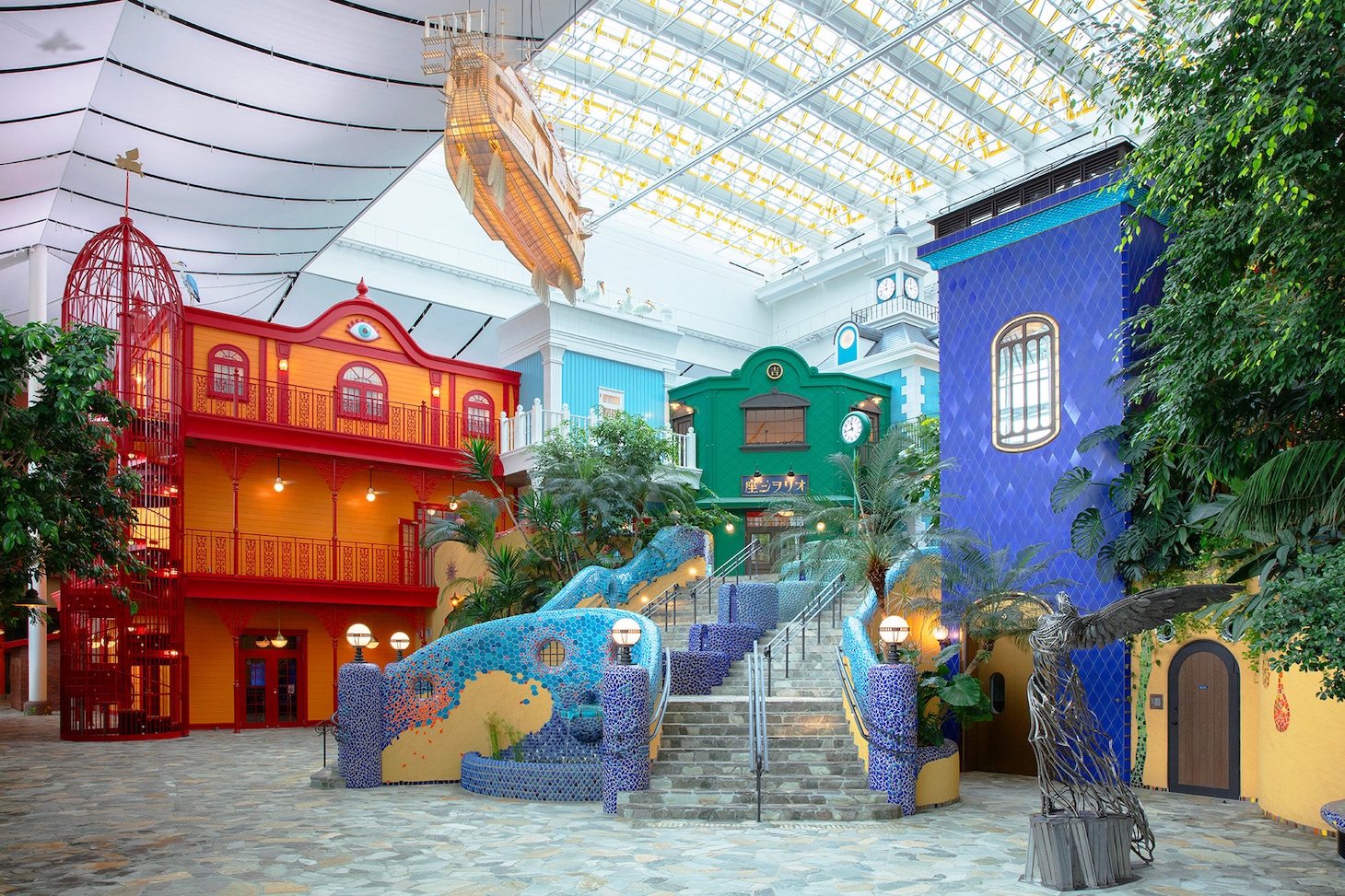 ジブリパークより、「ジブリの大倉庫」の中央階段