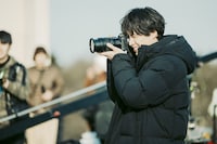 映画「楓」メイキング写真。カメラのファインダーをのぞく福士蒼汰