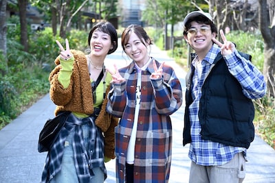 映画「楓」オフショット。福士蒼汰が撮影した福原遥（中央）、石井杏奈（左）、宮近海斗（右）