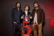 Netflixシリーズ「ストレンジャー・シングス 未知の世界」のショーランナー・ダファー兄弟に挟まれる堂本剛（中央）