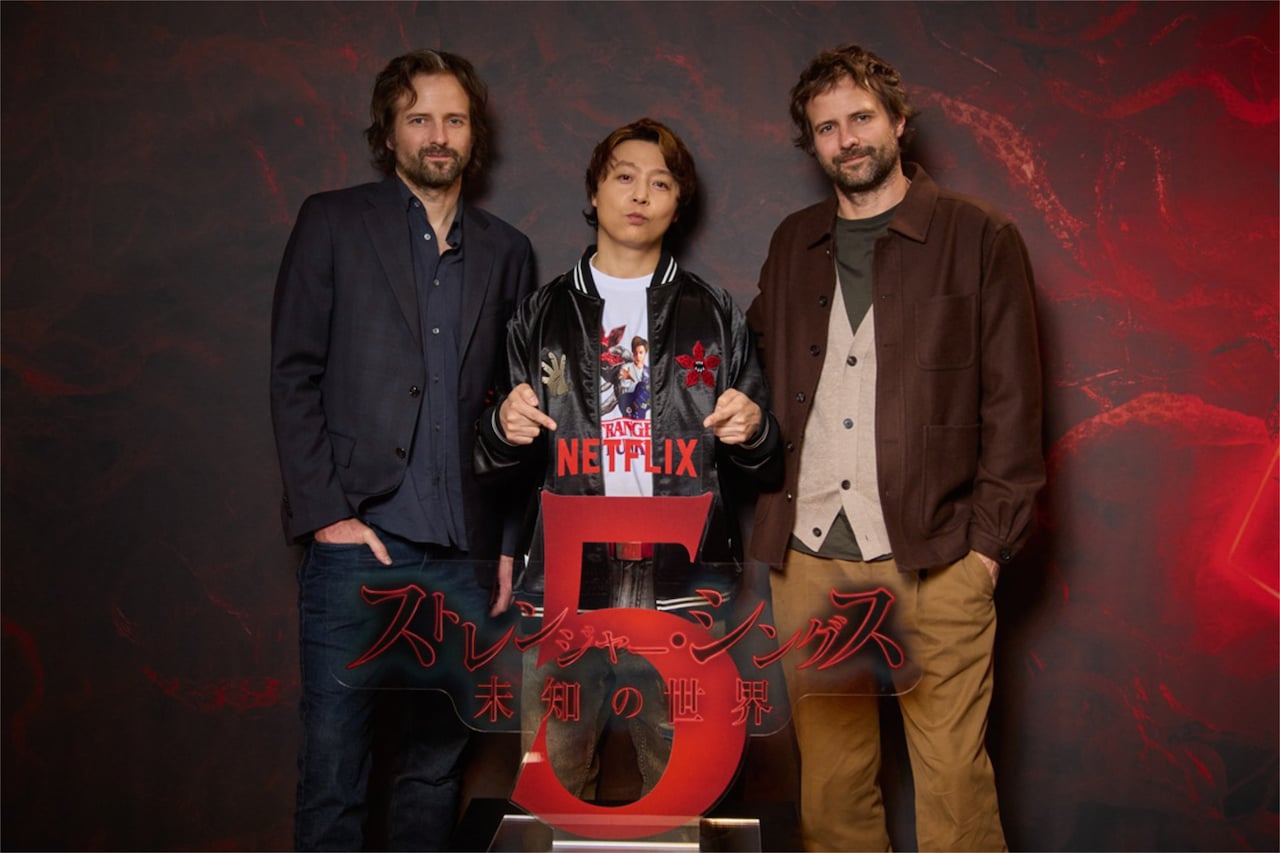 Netflixシリーズ「ストレンジャー・シングス 未知の世界」のショーランナー・ダファー兄弟に挟まれる堂本剛（中央）