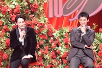 Netflix映画「10DANCE」配信記念イベントより、メイキング映像を鑑賞する竹内涼真（右）と町田啓太（左）