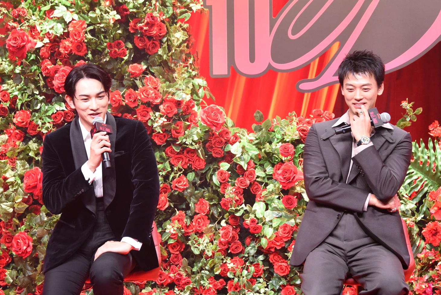 Netflix映画「10DANCE」配信記念イベントより、メイキング映像を鑑賞する竹内涼真（右）と町田啓太（左）