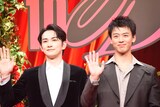 Netflix映画「10DANCE」配信記念イベントより、ムービーカメラに手を振る竹内涼真（右）と町田啓太（左）