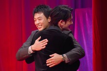 Netflix映画「10DANCE」配信記念イベントより、ステージから去る前にハグをする竹内涼真（奥）と町田啓太（手前）