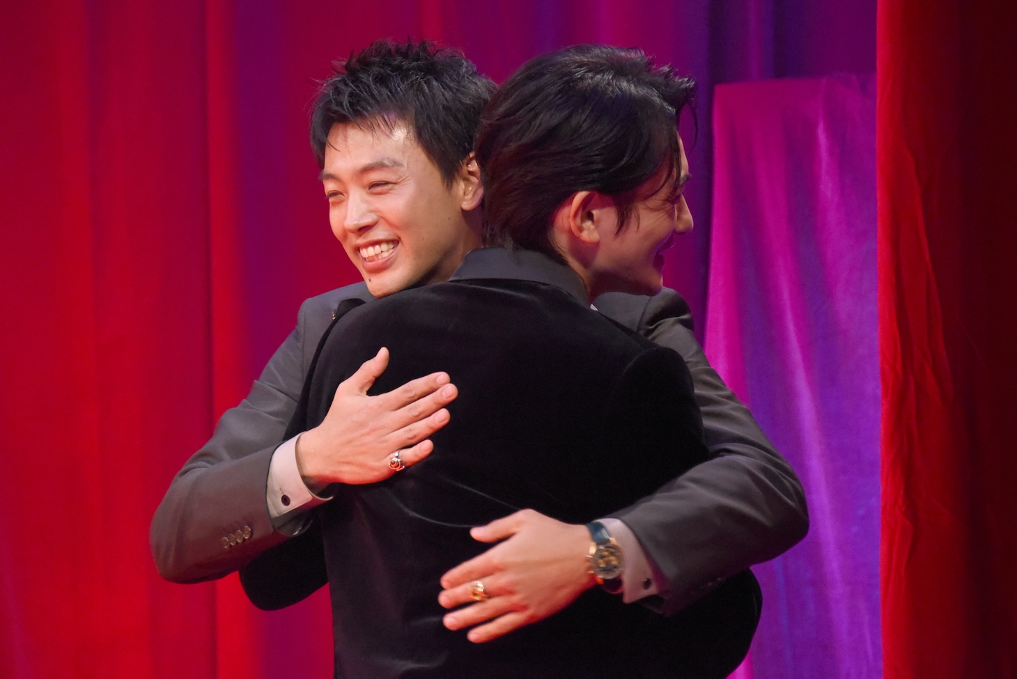 Netflix映画「10DANCE」配信記念イベントより、ステージから去る前にハグをする竹内涼真（奥）と町田啓太（手前）