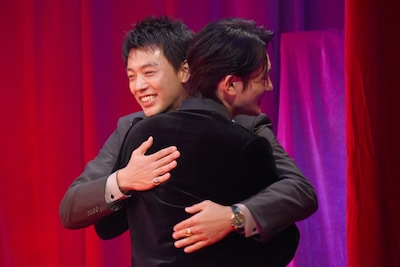 Netflix映画「10DANCE」配信記念イベントより、ステージから去る前にハグをする竹内涼真（奥）と町田啓太（手前）