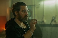 「アウトローズ」より、サルヴァトーレ・エスポジト演じるスラヴコ