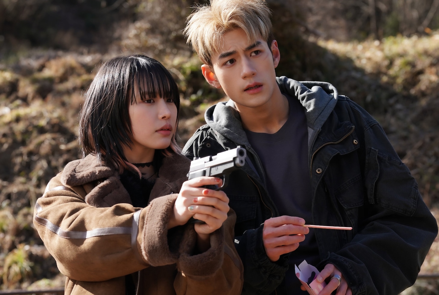 「殺手#4」場面写真。左から南沙良演じる雲、ジェフリー・ガイ演じるNo.4