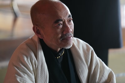 「殺手#4」場面写真。竹中直人演じる尊者