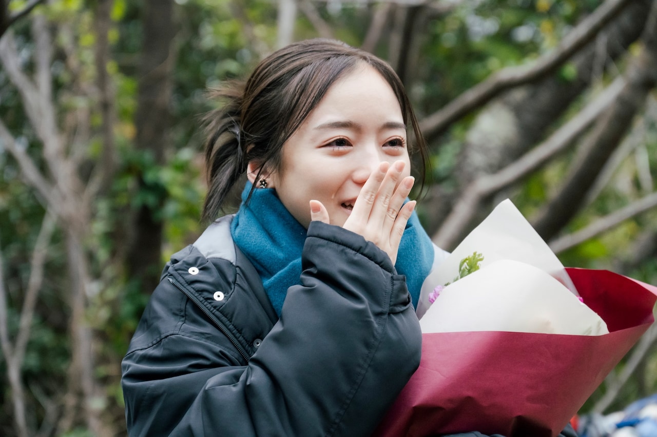 齊藤京子、初主演映画「恋愛裁判」1カ月半の撮影を終え涙　メイキング写真が到着