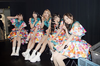 「恋愛裁判」メイキング写真。左から今村美月、桜ひなの、小川未祐、仲村悠菜、齊藤京子