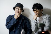 「恋愛裁判」メイキング写真。左から監督の深田晃司、吉田光一役の津田健次郎