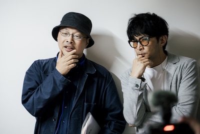 「恋愛裁判」メイキング写真。左から監督の深田晃司、吉田光一役の津田健次郎