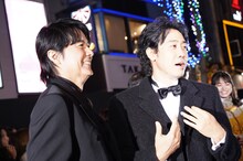 左から福山雅治、大泉洋