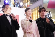 左から吉田鋼太郎、松本若菜、向井康二