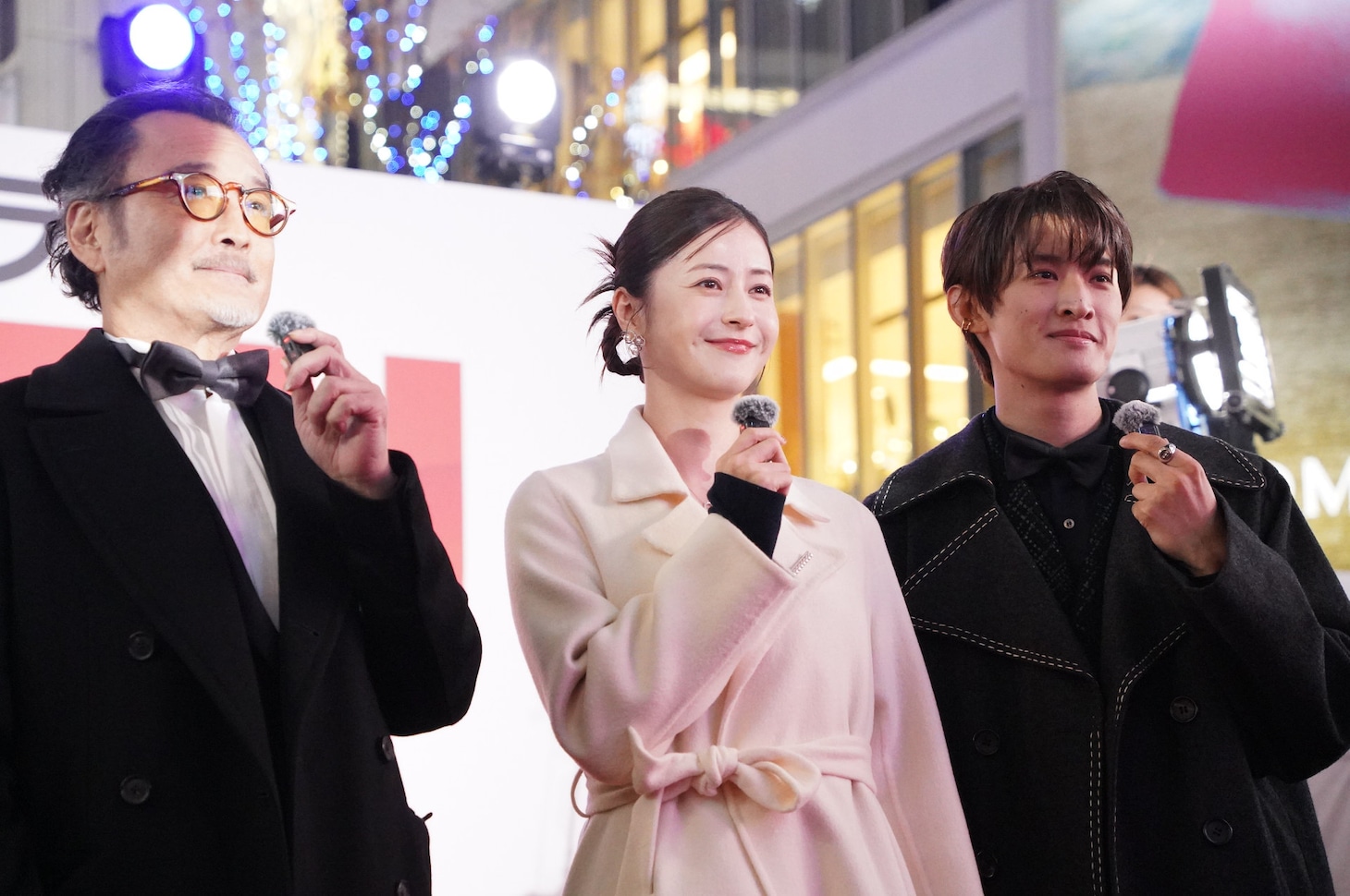 左から吉田鋼太郎、松本若菜、向井康二