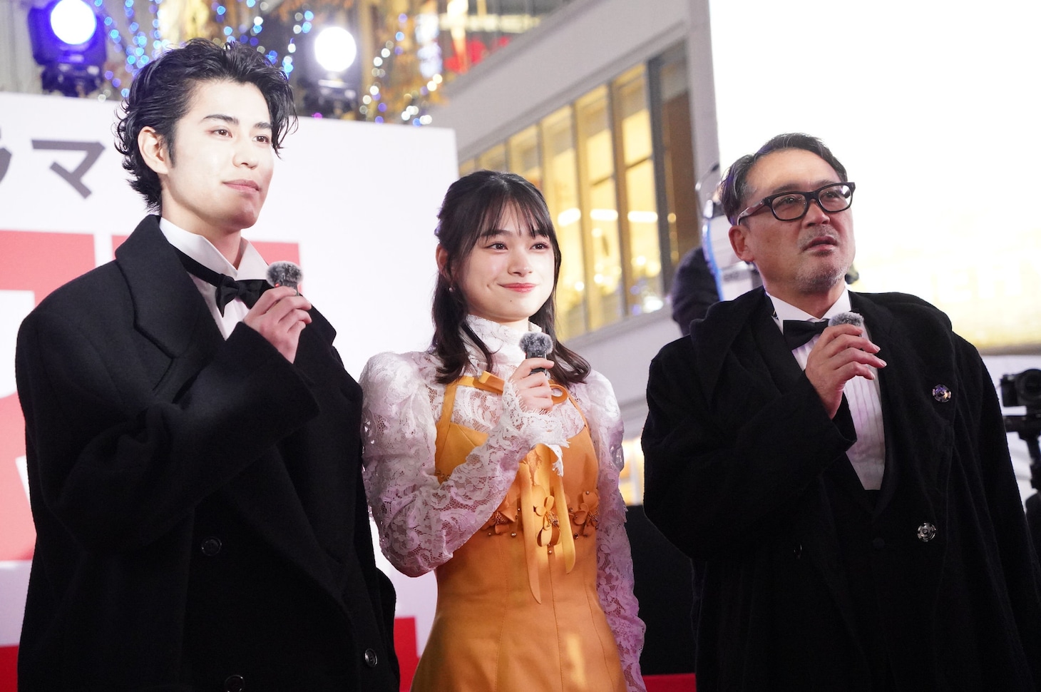 左から寛一郎、月島琉衣、平野俊一