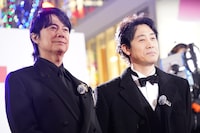 左から福山雅治、大泉洋