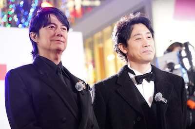 左から福山雅治、大泉洋