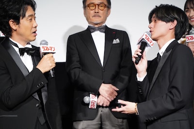 大泉洋（左）にツッコミを入れる永瀬廉（右）