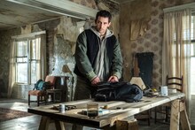 「ディスクロージャー・デイ」場面写真。ジョシュ・オコナーが演じる謎の男