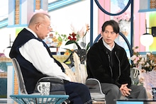 「A-Studio+」12月19日放送回の様子。左から笑福亭鶴瓶、岡田准一