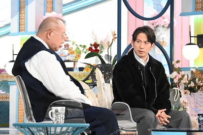 「A-Studio+」12月19日放送回の様子。左から笑福亭鶴瓶、岡田准一