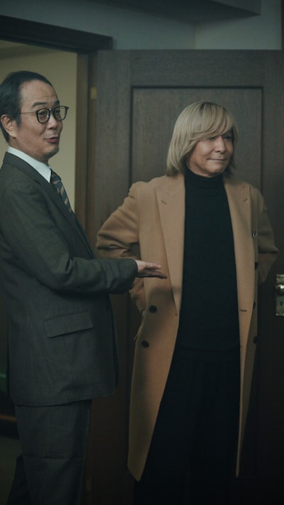 ショートドラマ「地下アイドルの方程式」場面写真。左からリリー・フランキー演じる主人公・音部、本人役で出演する小室哲哉