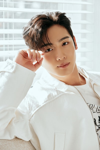 韓国ドラマ「第4次恋愛革命 ～出会いはエラー：恋はアップデート～」でカン・ミンハクを演じたキム・ヨハン（WEi）