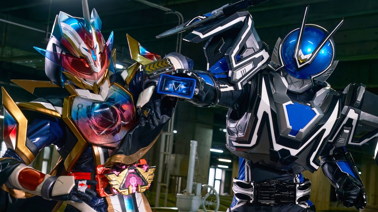 「仮面ライダーアインズ withガールズリミックス」場面写真。仮面ライダートワイライトマジェード（左）、仮面ライダーミューズ（右）