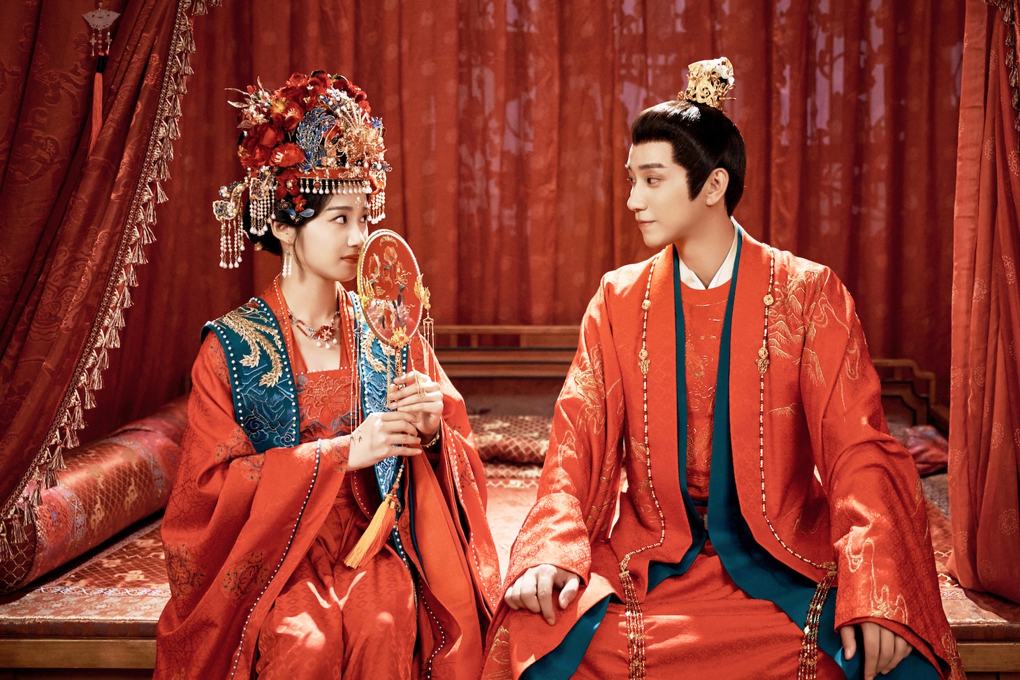 中国ドラマ「めぐり逢いの花婿」より、左からルー・ユーシアオ（盧昱暁）演じる簡明舒、ワン・ズーチー（王子奇）演じる陸徜