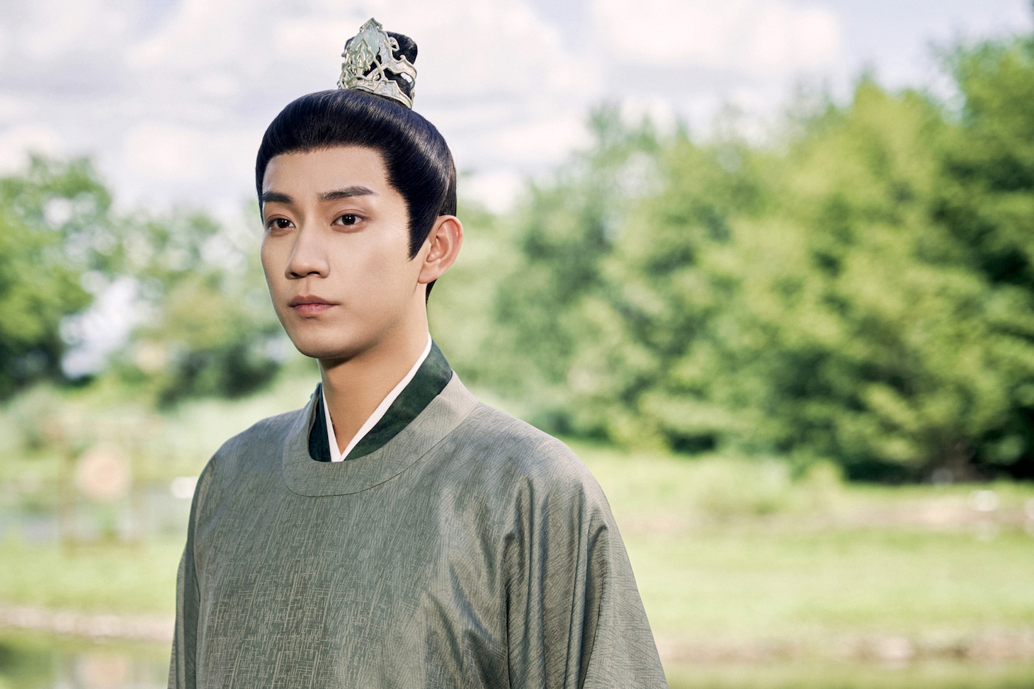 当地きっての秀才である陸徜。演じたのは中国ドラマ「宮廷恋仕官～ただいま殿下と捜査中～」「2回目のロマンスはままならない！」のワン・ズーチー（王子奇）