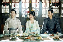 中国ドラマ「めぐり逢いの花婿」で三角関係を展開するキャラクターたち。左からワン・ホンイー（王弘毅）演じる宋青沼、ルー・ユーシアオ（盧昱暁）演じる簡明舒、ワン・ズーチー（王子奇）演じる陸徜