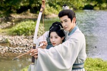 ルー・ユーシアオ（盧昱暁）演じる簡明舒（前）とワン・ホンイー（王弘毅）演じる宋青沼（後方）