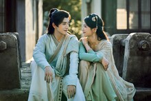 ワン・ホンイー（王弘毅）演じる宋青沼（左）とルー・ユーシアオ（盧昱暁）演じる簡明舒（右）