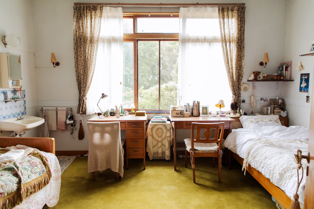 映画「白の花実」より、杏菜と莉花が共同生活する部屋