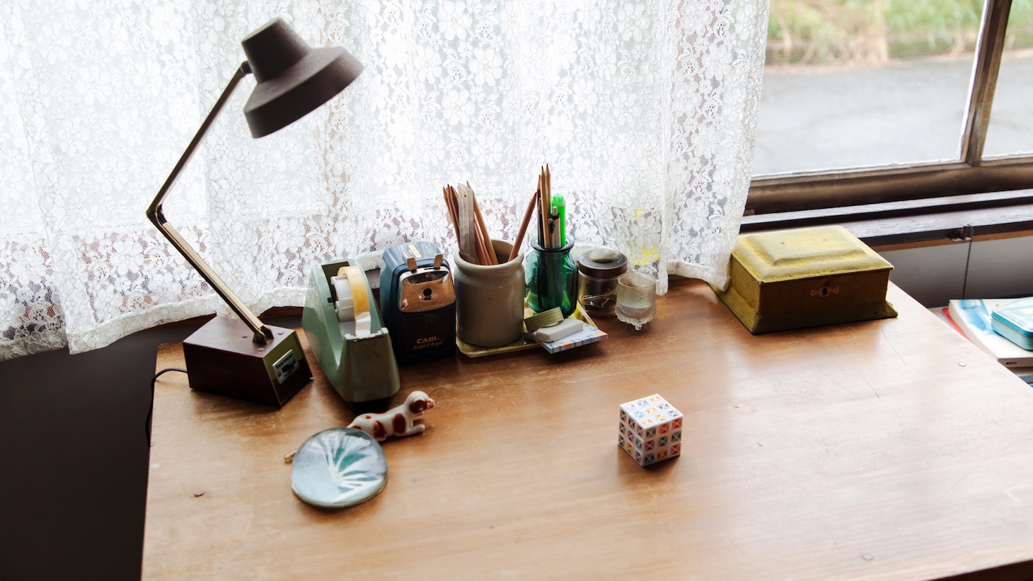 映画「白の花実」より、杏菜のデスク