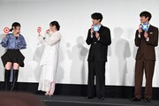 ◯×で質問に答えるキャストたち。左から石井杏奈、福原遥、福士蒼汰、宮沢氷魚