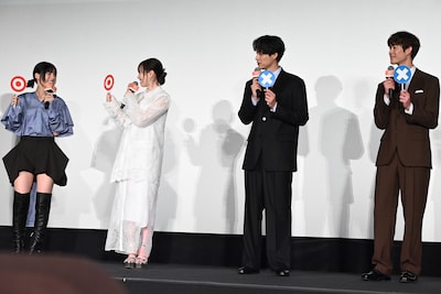 ◯×で質問に答えるキャストたち。左から石井杏奈、福原遥、福士蒼汰、宮沢氷魚