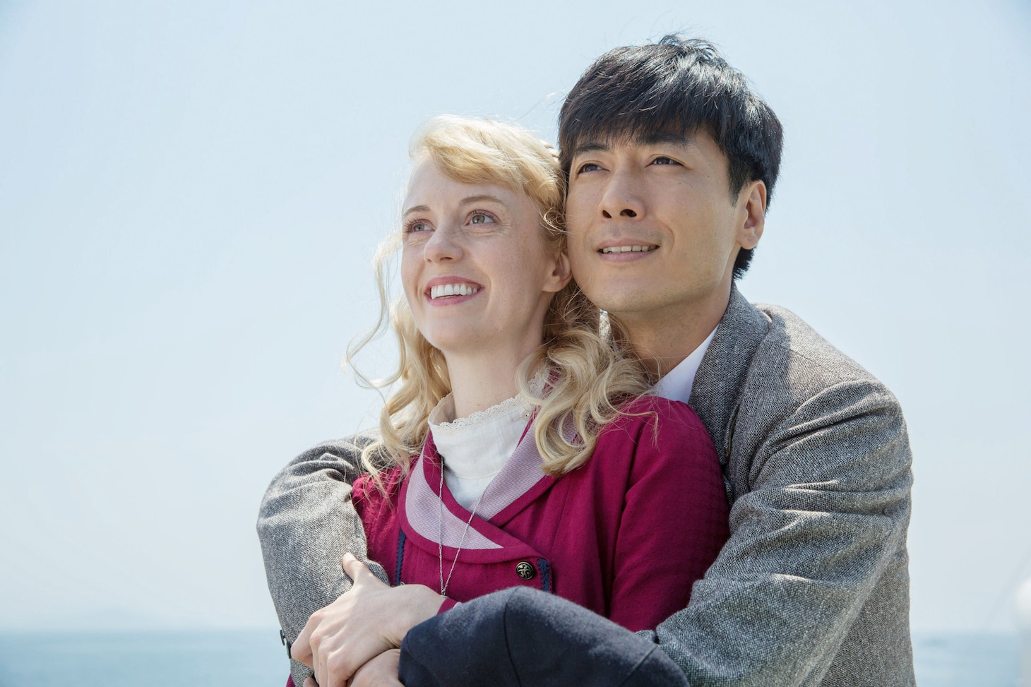 12月22日にNHK総合で再放送がスタートする連続テレビ小説「マッサン」より、玉山鉄二演じる主人公・亀山政春（奥）と、シャーロット・ケイト・フォックス扮する妻エリー（手前）