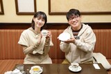 「飯尾和樹のずん喫茶～大みそかSP～」より、飯尾和樹（右）とのん（左）