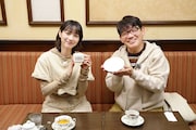 「飯尾和樹のずん喫茶～大みそかSP～」より、飯尾和樹（右）とのん（左）
