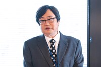 「こちら予備自衛英雄補?!」より、六角精児演じる防衛省職員の窓隅光