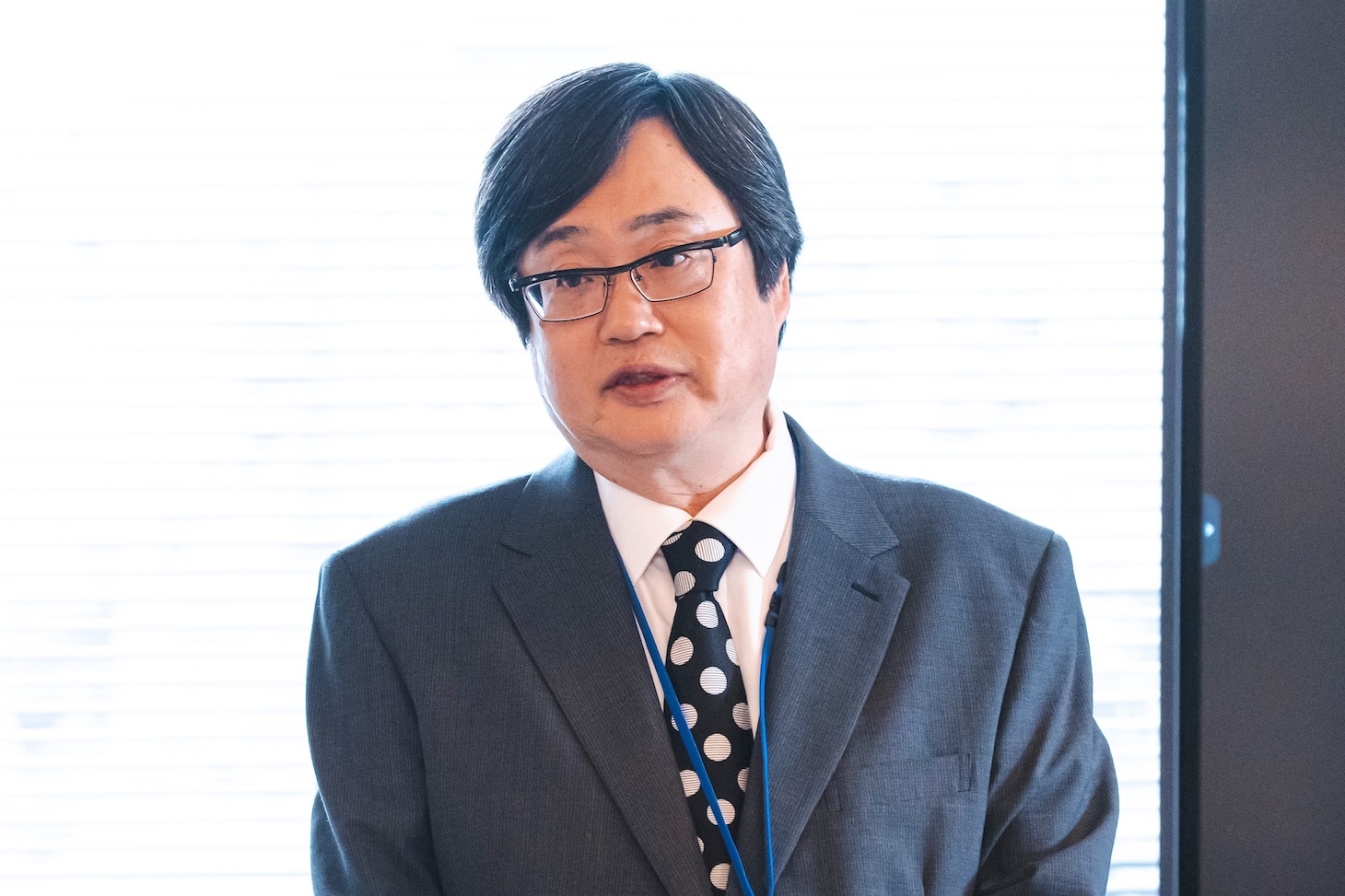 「こちら予備自衛英雄補?!」より、六角精児演じる防衛省職員の窓隅光