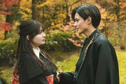「鬼の花嫁」より、永瀬廉演じる鬼龍院玲夜（右）、吉川愛演じる東雲柚子（左）
