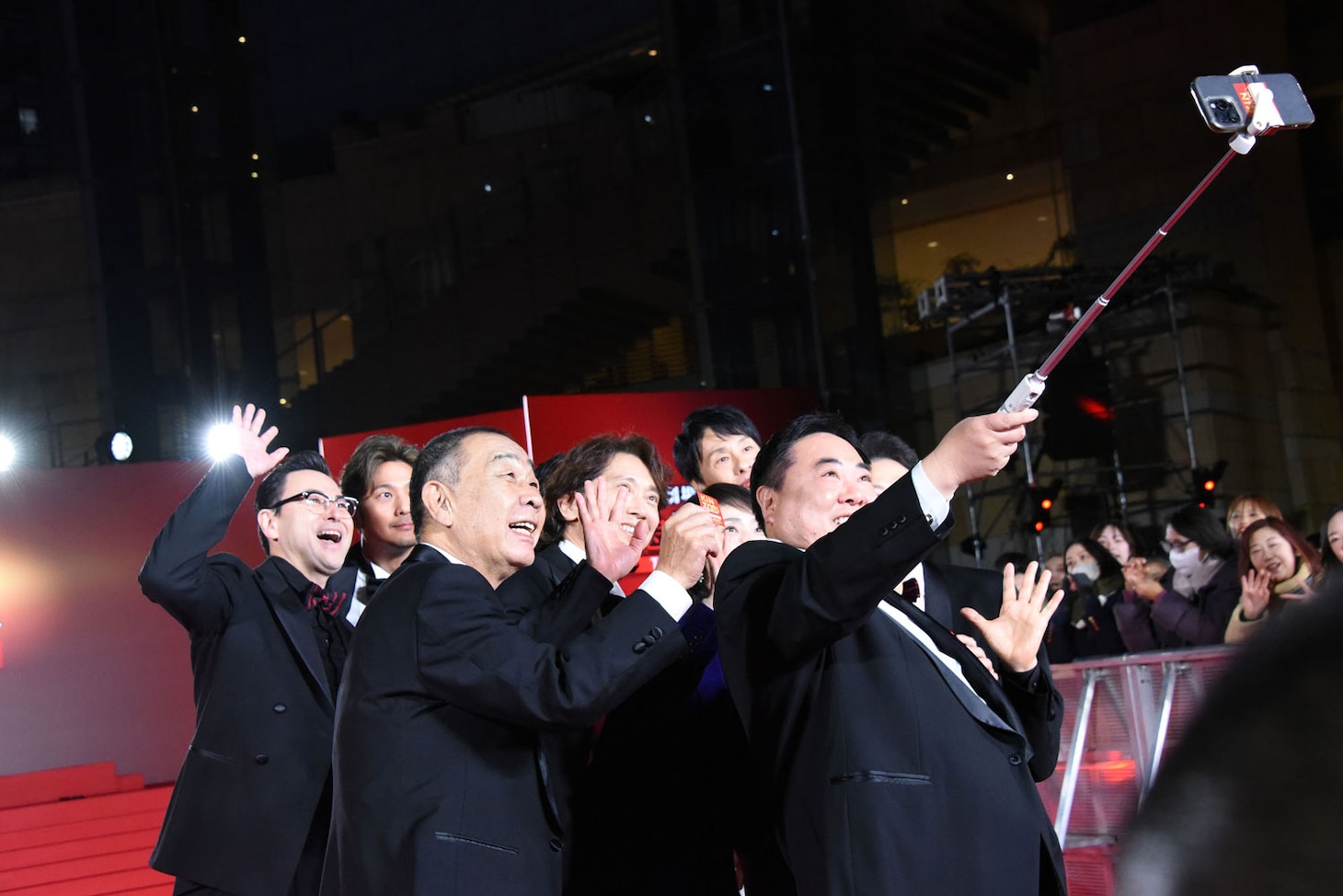 「劇場版『緊急取調室 THE FINAL』」カウントダウンイベントにて、記念撮影するキャスト陣