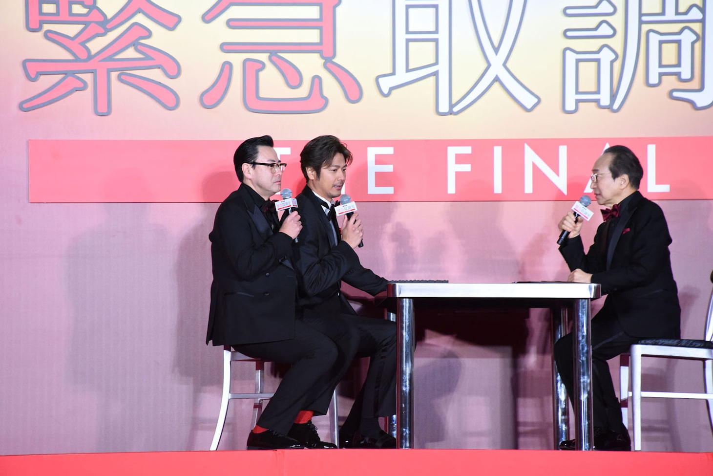 同じ椅子に座る鈴木浩介（左）と速水もこみち（中央）の“もつなべコンビ”が、小日向文世（右）から“取り調べ”を受ける様子