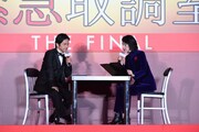 「劇場版『緊急取調室 THE FINAL』」カウントダウンイベントにて、天海祐希（右）から“取り調べ”を受ける石丸幹二（左）
