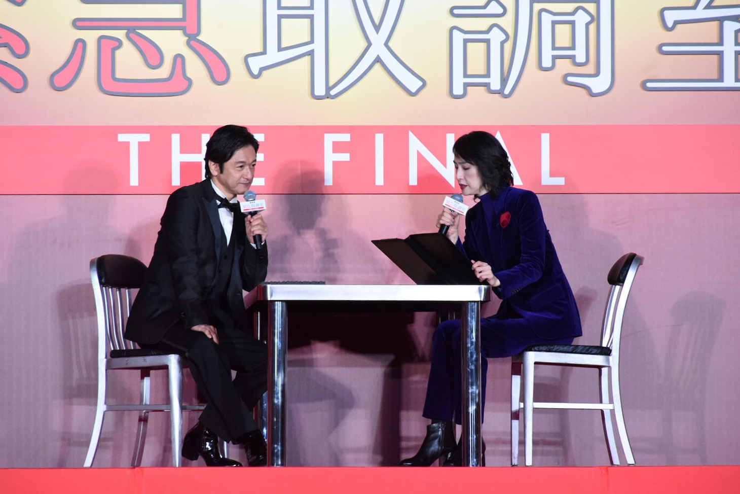 「劇場版『緊急取調室 THE FINAL』」カウントダウンイベントにて、天海祐希（右）から“取り調べ”を受ける石丸幹二（左）